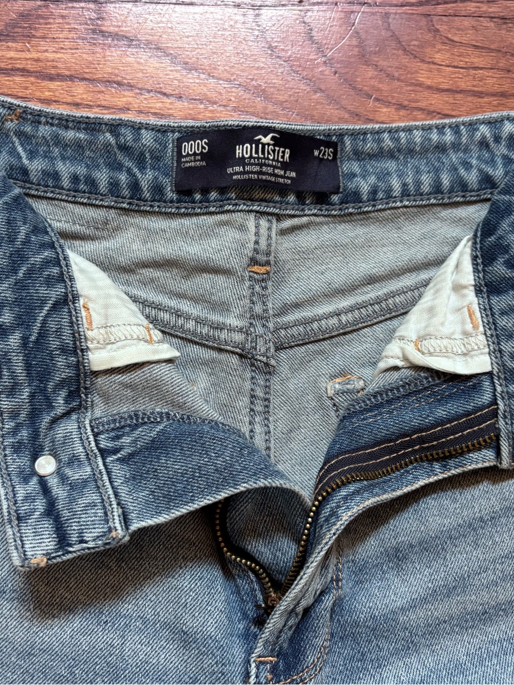 Like new! Hollister Light Wash Straight Leg Jeans - Picture 3 of 3